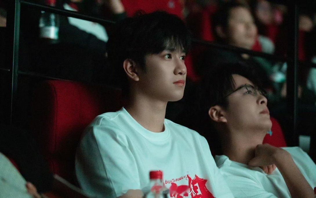 #敖子逸拍爆炸戏坚持不要替身#敖子逸弟弟真的特别的敬业，做演员他是认真的，也真的