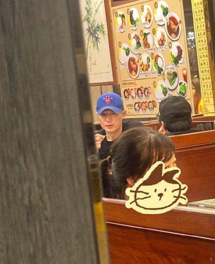 香港偶遇霍建华和朋友聚会 网友香港吃饭偶遇霍建华，他自己去玩吗 网友香港吃饭偶遇