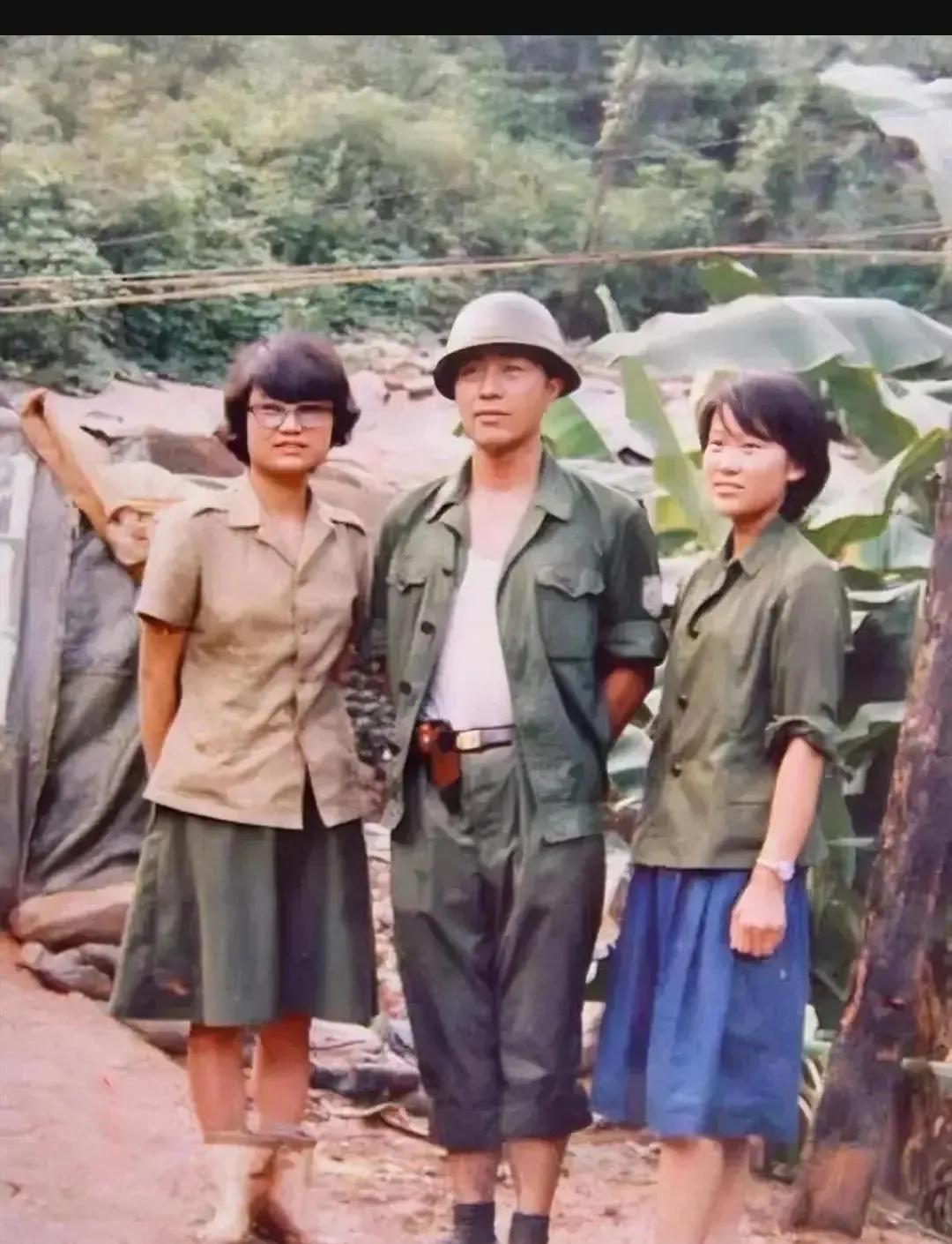 1987年，老山前线，秦天团长的一张罕见留影，照片中的他腰上别着一把枪，双手背在