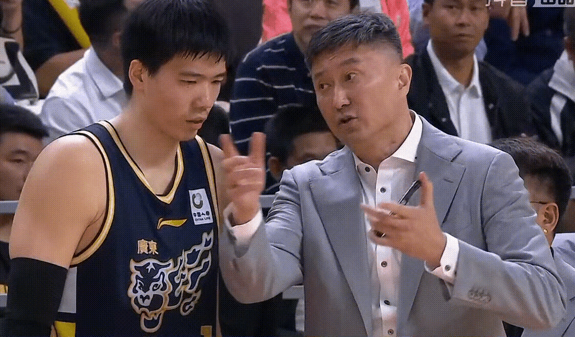 杜锋发布会正面回应焦泊乔离队风波，直言两人沟通顺畅，缺席源于身体不适与家庭因素，