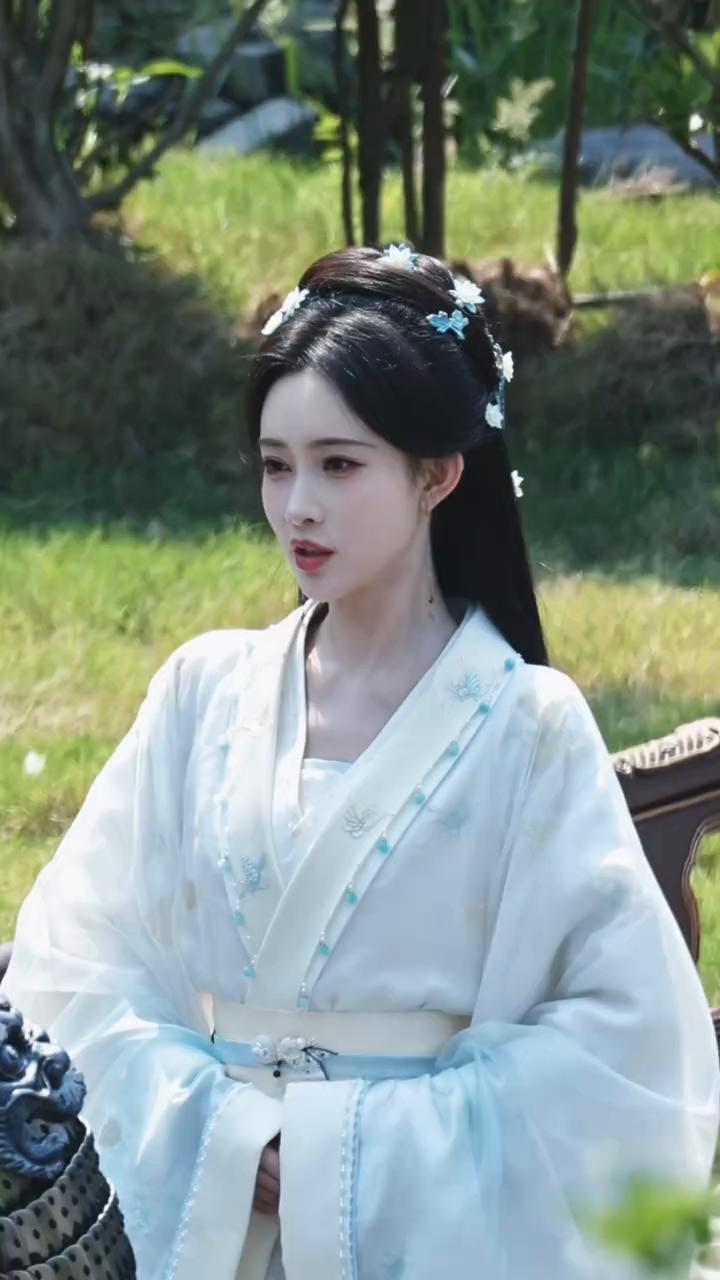 笑发财了，这下真的是上有政策下有对策了。要克传媒直接把角色名后加演员本人姓名描述