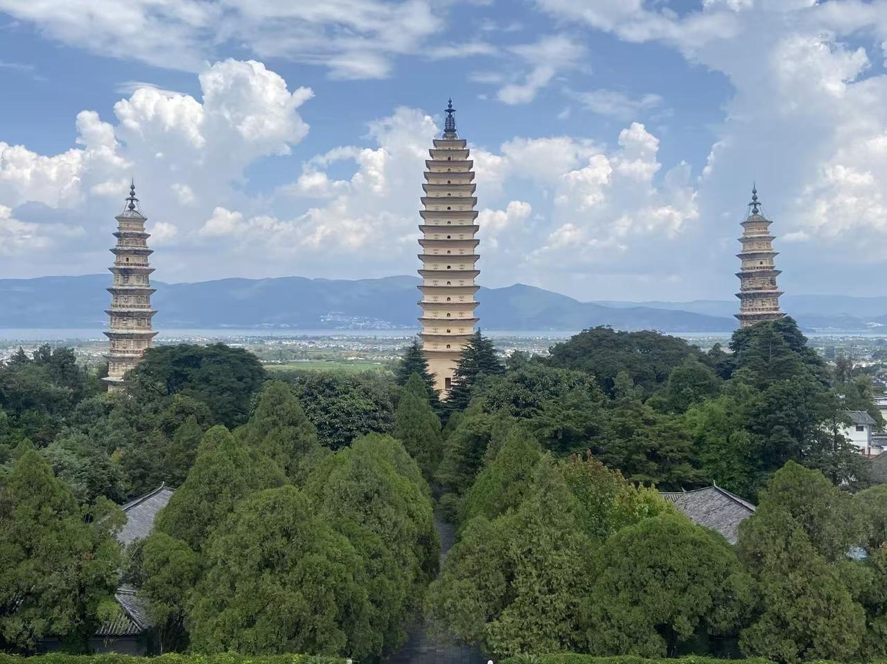 到大理怎么能不去仰望崇圣寺三塔呢？大理崇圣寺三塔是可是真正的千年古建，在世界上都