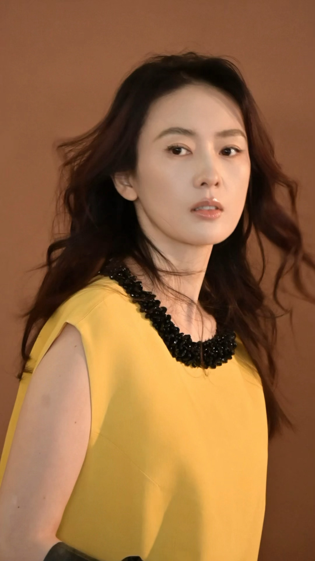 miumiu陷害女明星童瑶最新杂志大片蛮高级的啊，尤其是鎏金质感的封面造型，自带