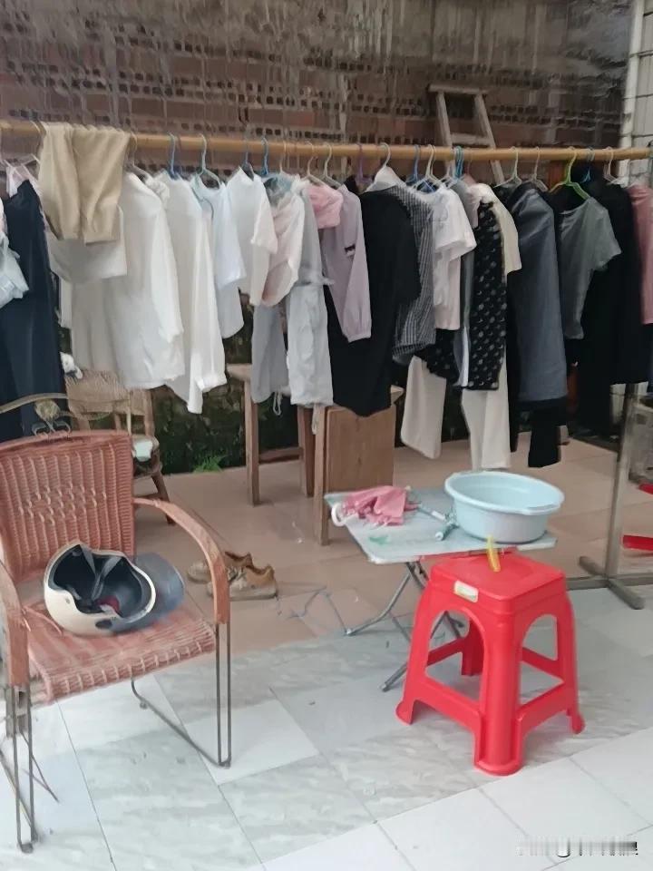 今天都9月3号了，还不停的下着雨，连续好几天了，几天前洗好的衣服凉在门口都不会干