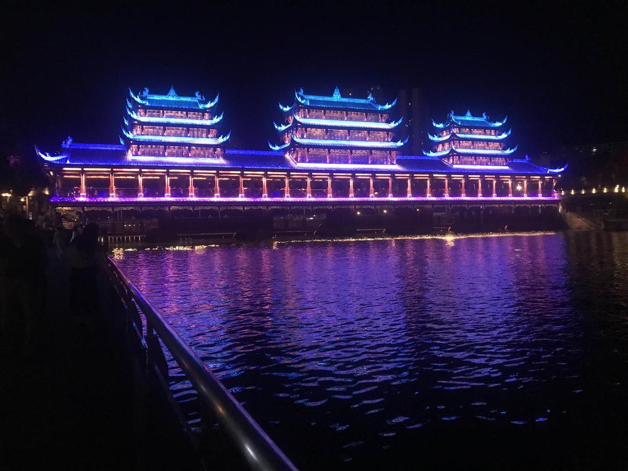 我果断选双休！虽说有人为了高工资、职业发展等因素选单休，但双休香啊。双休能让我有