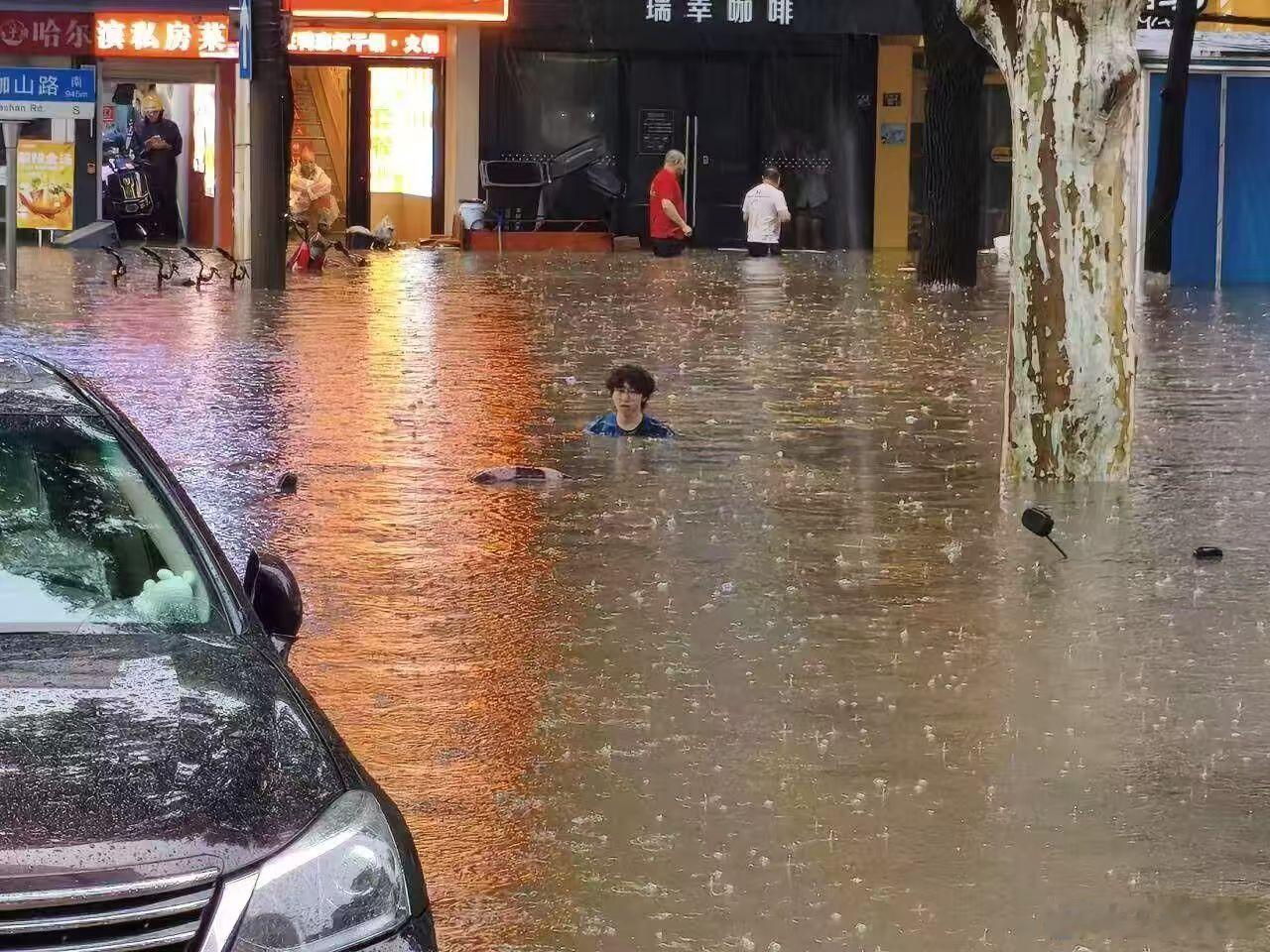 武汉连发7条暴雨预警又到了来武汉看海的季节～泡水小哥：不敢睁开眼希望是我的幻觉[