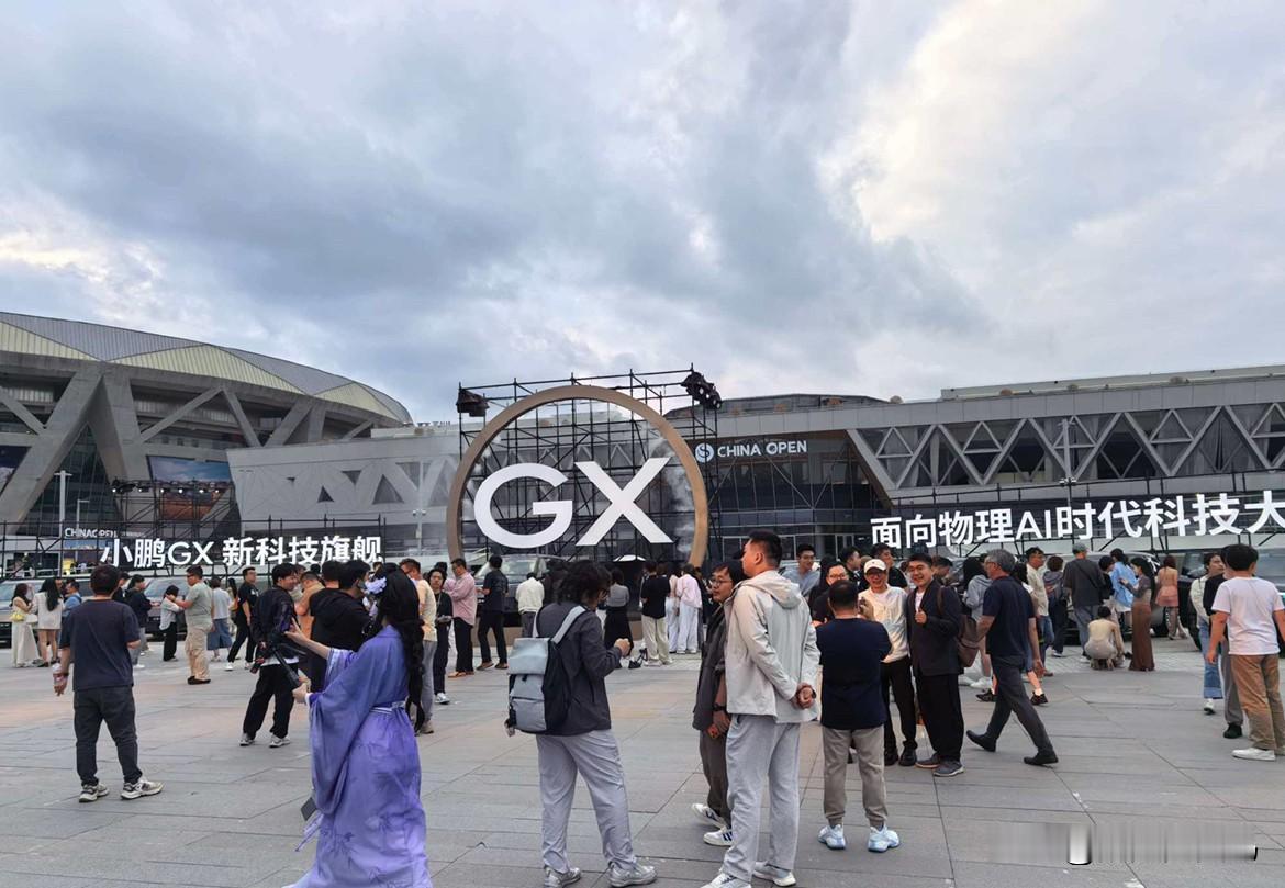 说实话，一开始我以为这车得奔着40万去，毕竟又是航空级安全冗余，又是16000吨
