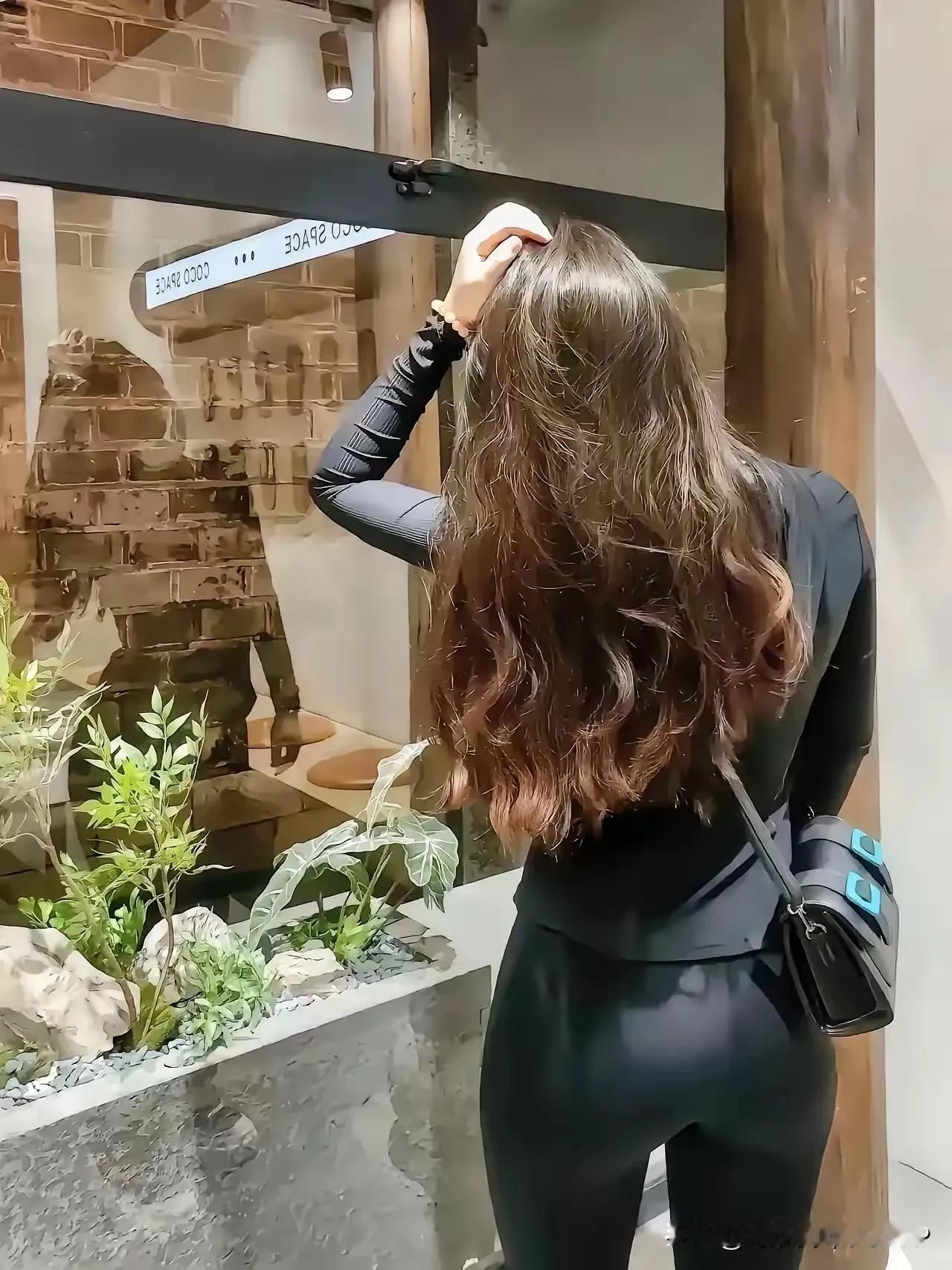 黑裤轻舞步，婀娜妩媚态。