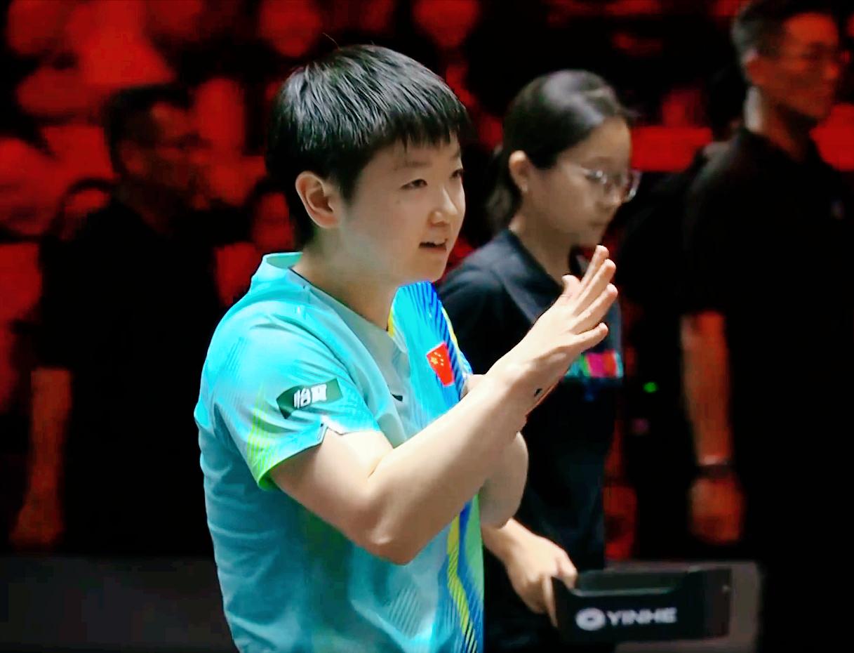 虽然孙颖莎3:1赢了石洵瑶！
但侯英超说：这次新加坡大满贯的最佳球，就是石洵瑶的