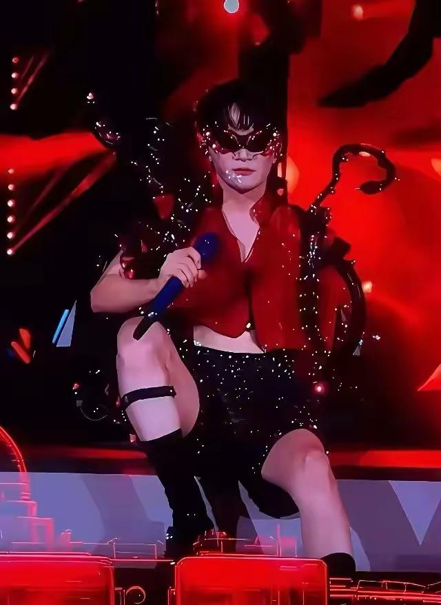 周深舞台柔化造型持续引发争议，顺带折射出内娱男性审美乱象。

这场争议的发酵，离