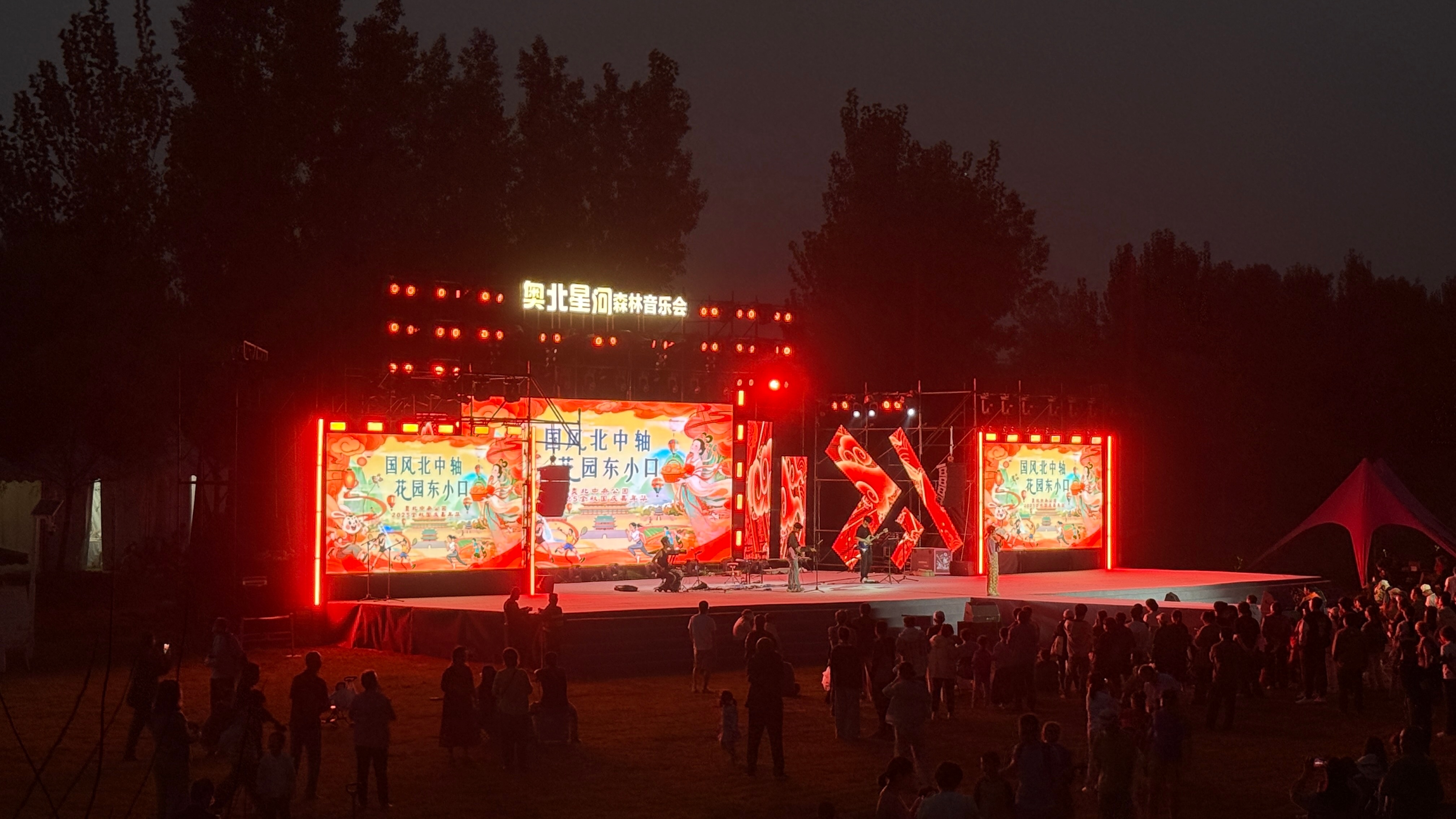 这么好的舞台，不能找到稍微专业点的歌手吗？  ​​​