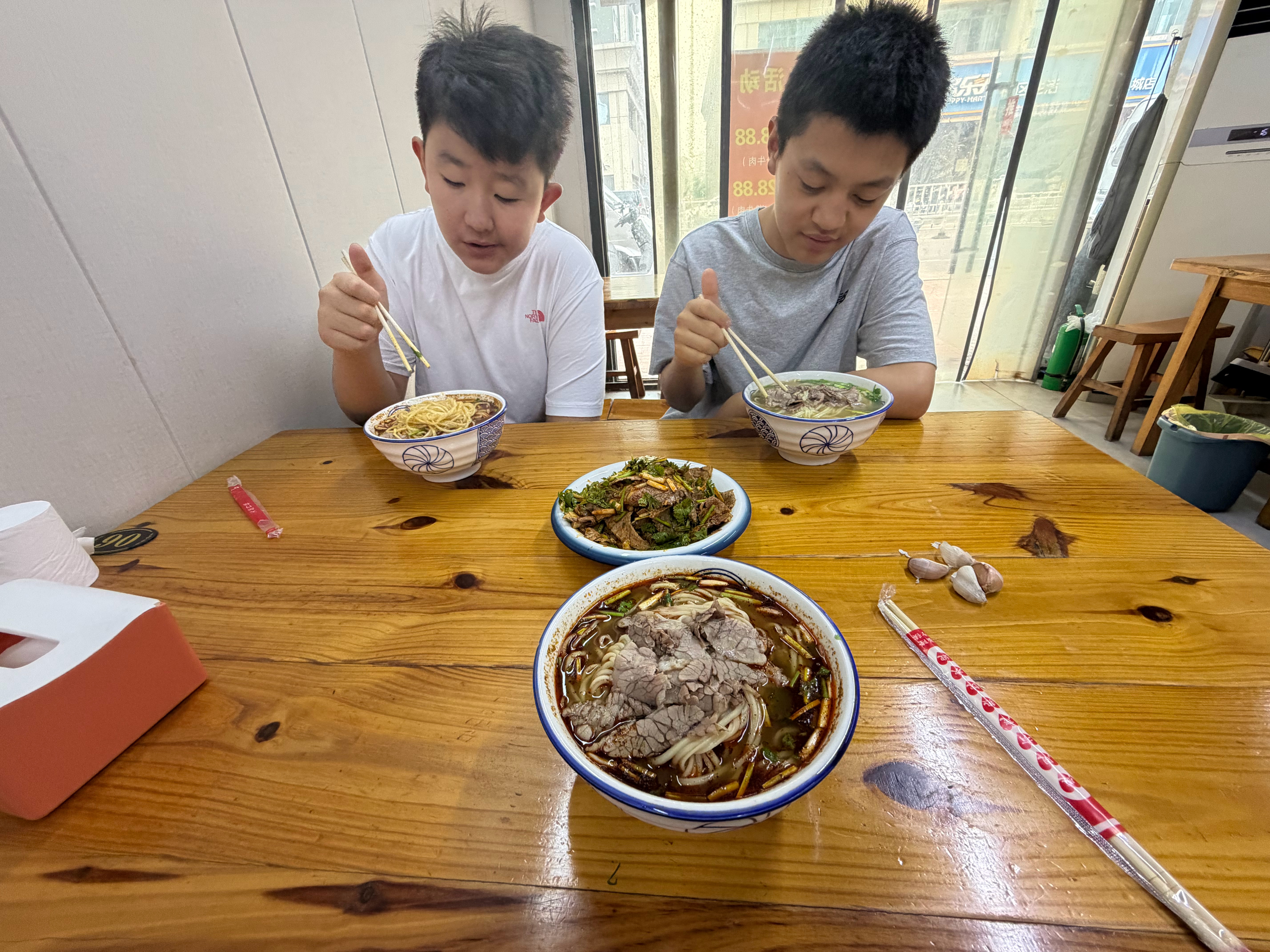 我和赵娜现在几乎是相当于多养了几个孩子杜雨生和弟弟住一起，吃一起，姐姐和萌萌也是