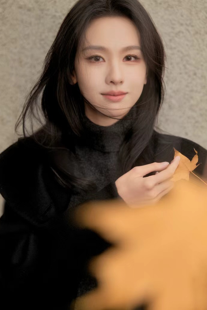 陈都灵黑大衣高智感 陈都灵黑大衣高智感，陈都灵秋日户外随拍，黑大衣look满满高