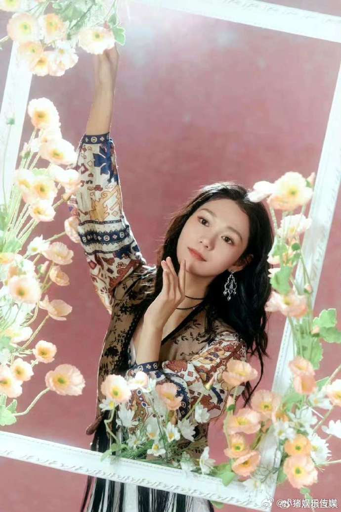 段奥娟唱rap嘴像上发条了看段奥娟唱rap，不仅是听觉的享受，她的镜头感和表情管