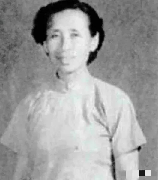 1932年，一个杂货铺老板娘白天出门倒垃圾，特务跟上去问她：“你这里面什么这么臭