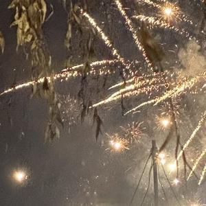 晚安心语 愿你在梦里也能被温柔以待。今夜放下所有心事，让月光替你守夜，让星星为你