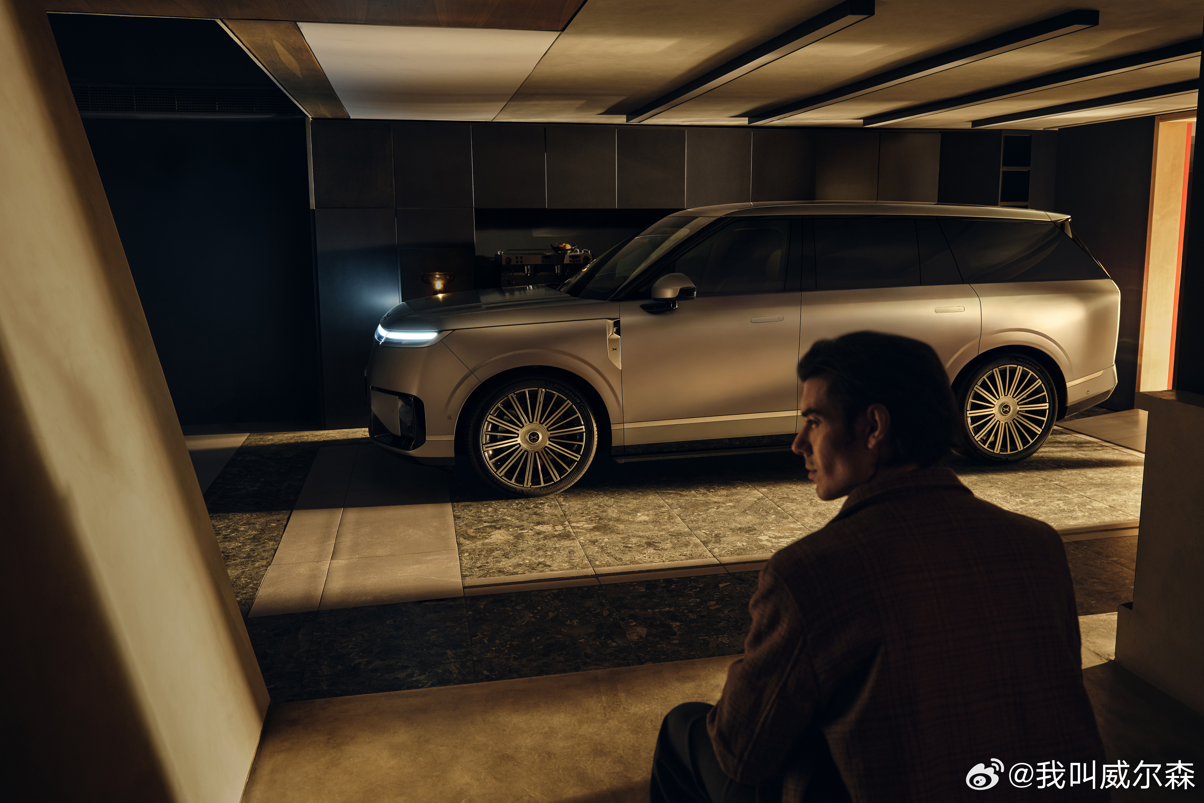 小鹏GX，这台「日照金山」配色的大六座旗舰，一出场就定义了什么是百万级气场把雪山