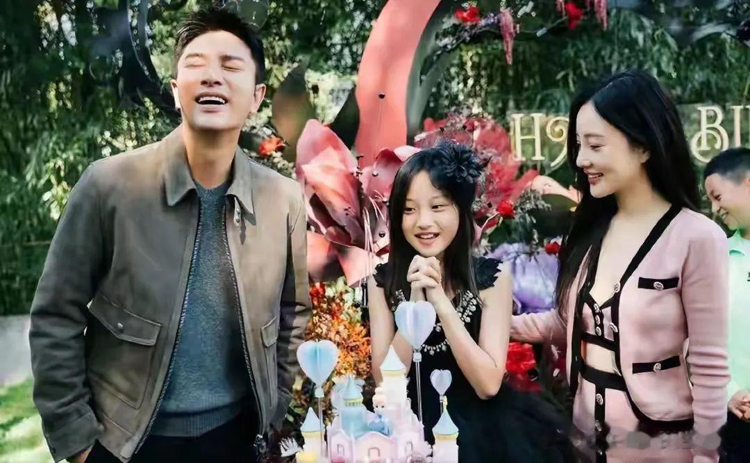 贾乃亮李小璐离婚后首次同框，细节暴露真实关系，网友：期待复婚
贾乃亮和李小璐在甜