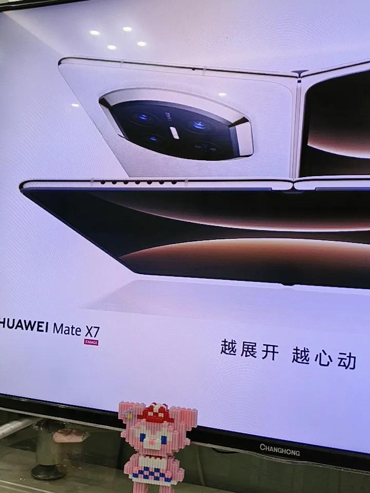 我终于知道
为什么现在有厂商做壁画电视了。
我家这个电视今天开了半天，一直停在这