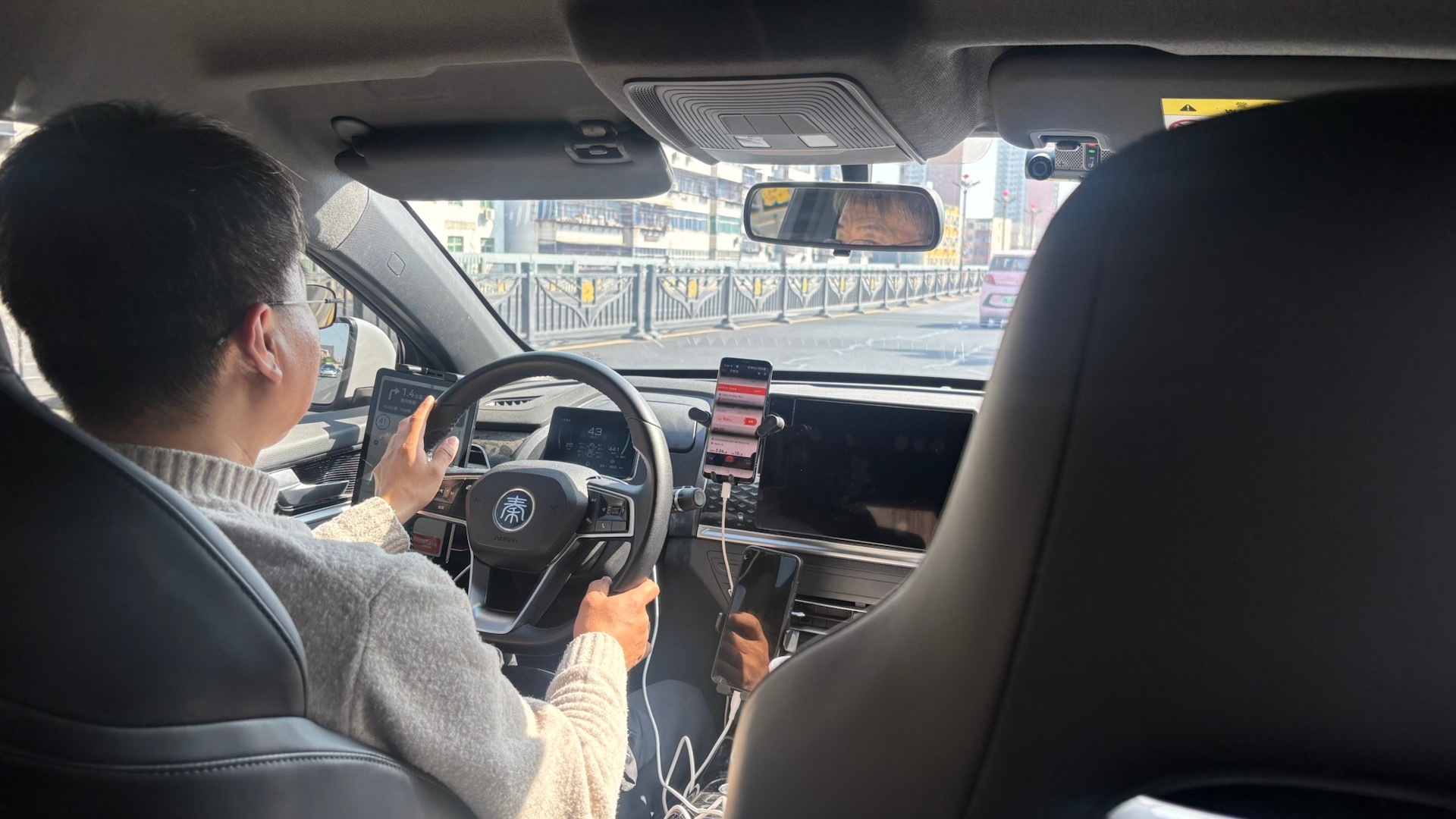 打了辆比亚迪秦Plus纯电版，司机说洛阳的网约车和出租车只能用纯电车，混动的都不