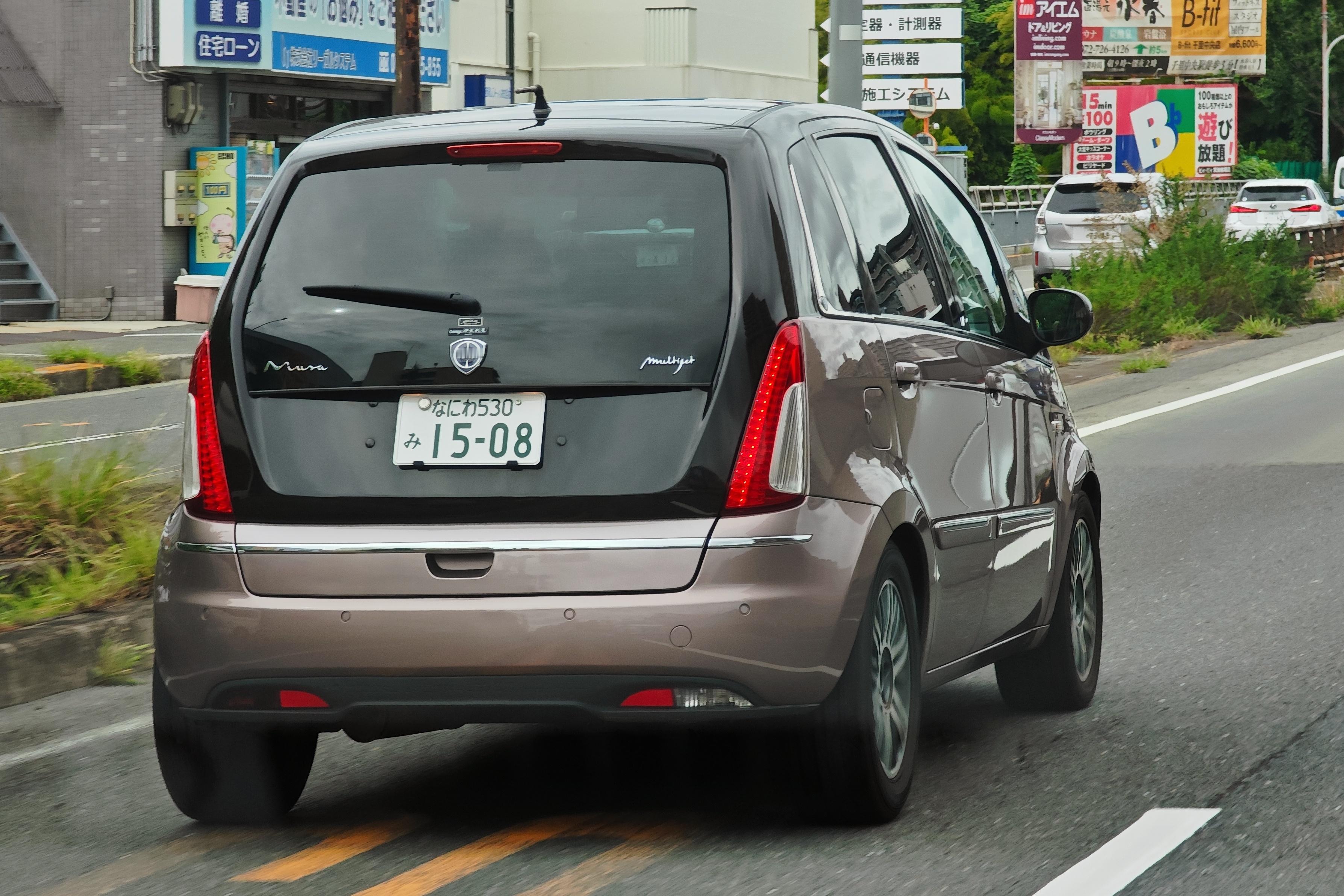 #型车街拍# 偶遇蓝旗亚Musa，车长不到4米的紧凑级五座MPV。2004年日内