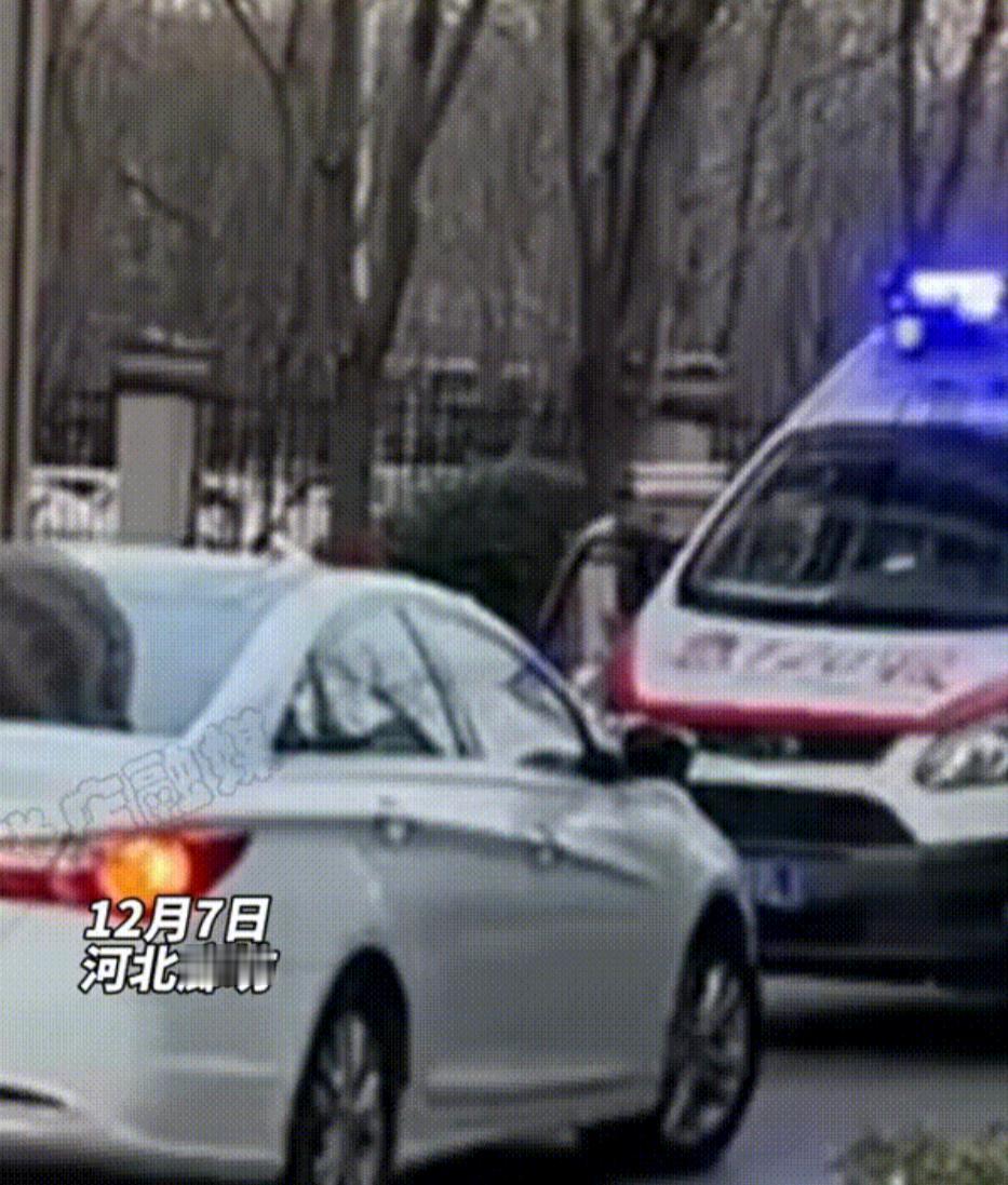“如不严惩，天理难容！”12月6日，一救护车接到病危老人后，准备开出小区，没想到