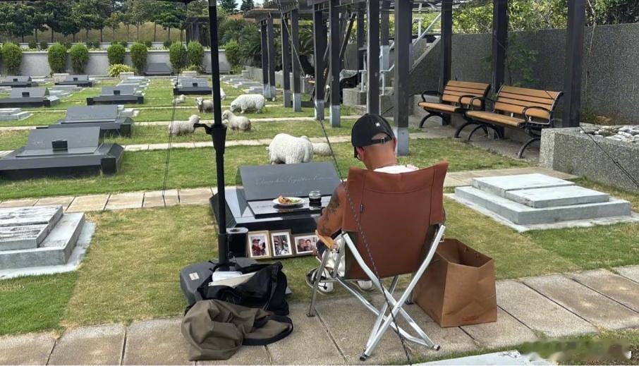 具俊晔在大S墓前修照片死亡不是终点，被遗忘才是，没有用大S的名声带货，没有因为她