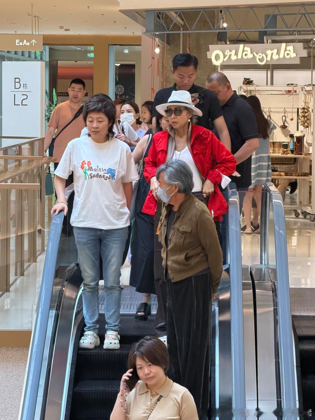 79岁林子祥和65岁叶蒨文在上海逛商场被偶遇，夫妻俩都老了，穿衣打扮还是很时尚有