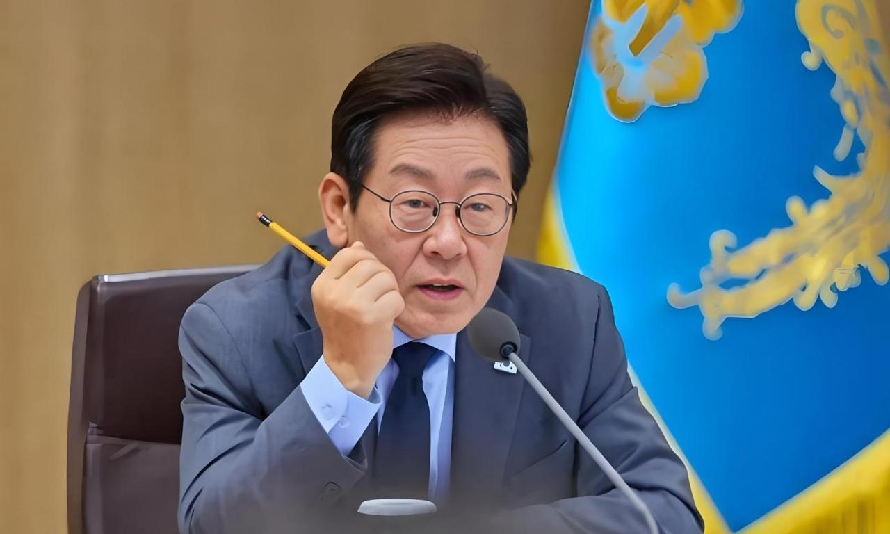 5月26日，首尔青瓦台。韩国总统李在明主持了一场不寻常的会议。国防部长官安圭伯站