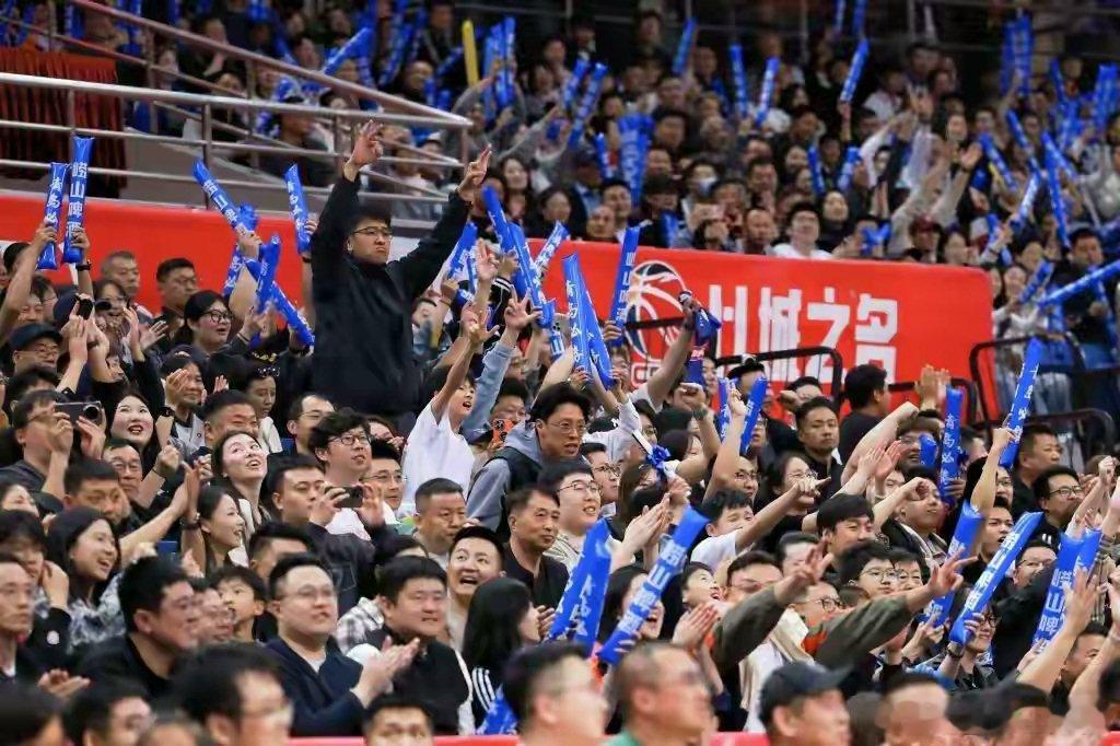 中超单轮观赛人数破30万创纪录 青岛双雄小长假迎硬仗 CBA青岛男篮季后赛首战山