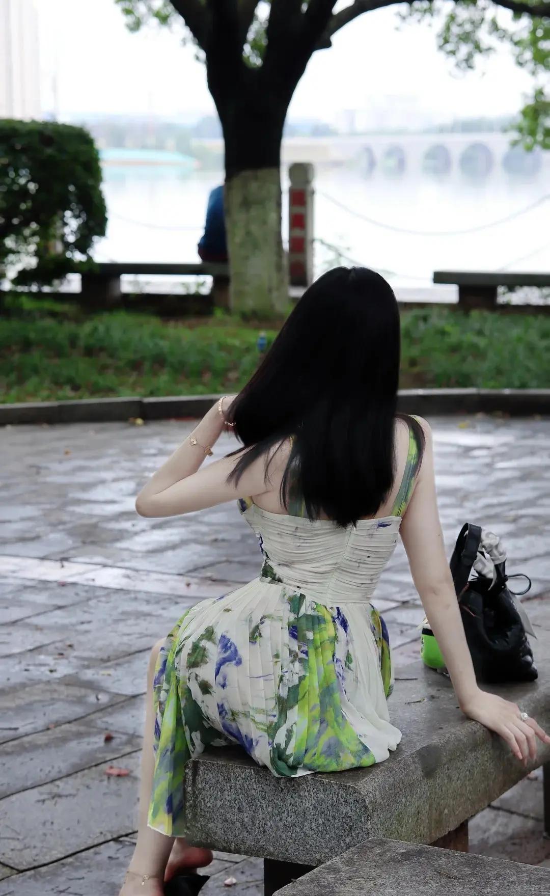 绿裙子显得清清爽爽，粉裙子显得白白胖胖。