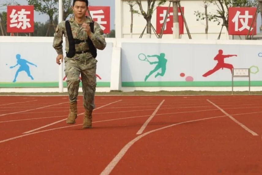前线熄灯号[超话]军营晚点名人民前线 兵越老刀越利       路越长旗愈红  