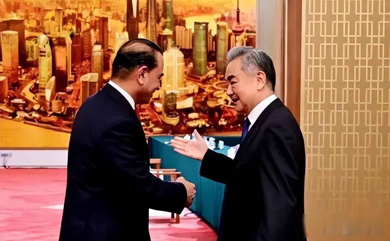和平刚露头，炮火就炸了，穆尼尔跑断腿也没拦住

2026年5月25号晚上，美军在