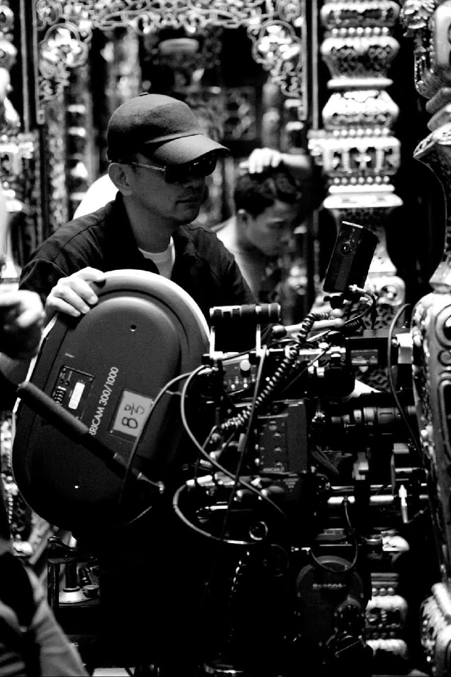 如果不是录音事件，根本不知道《繁华》里面曾经有金靖的镜头，但这不是王家卫第一次这