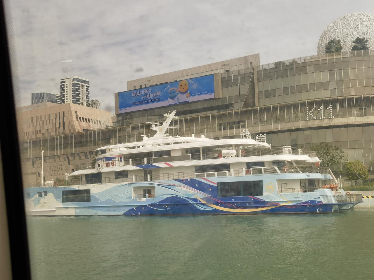 清晨的太子湾仿若一幅静谧的画卷。清新的空气好似能涤荡心肺，湛蓝的海水泛起粼粼波光