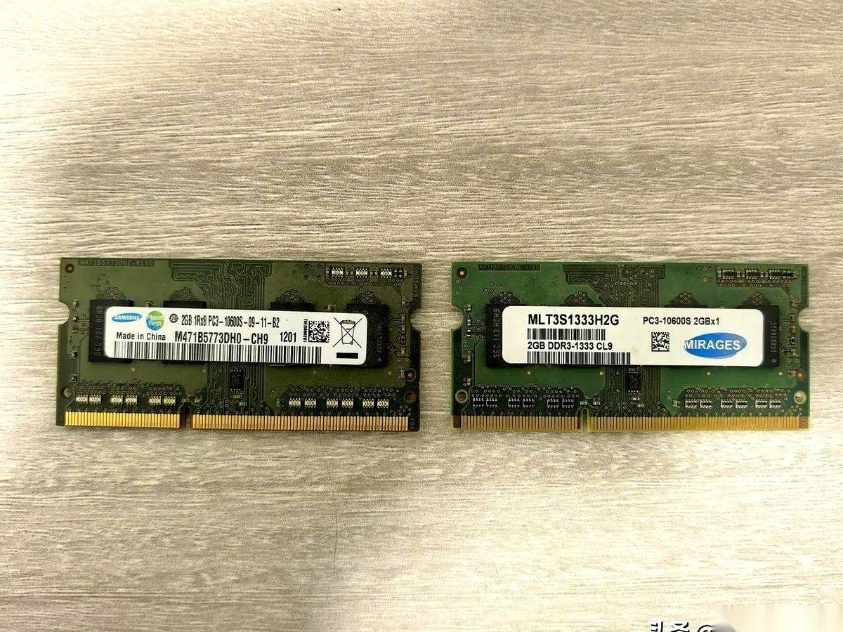 听说DDR4内存要涨价，他猛地拉开抽屉，在角落里翻出两根旧内存条。
一根三星，一