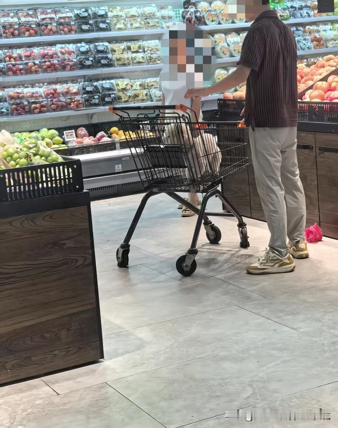 广东江门的万达广场（江门江海店），有人拍到了狗上购物车，依然是无人劝阻，狗主人推