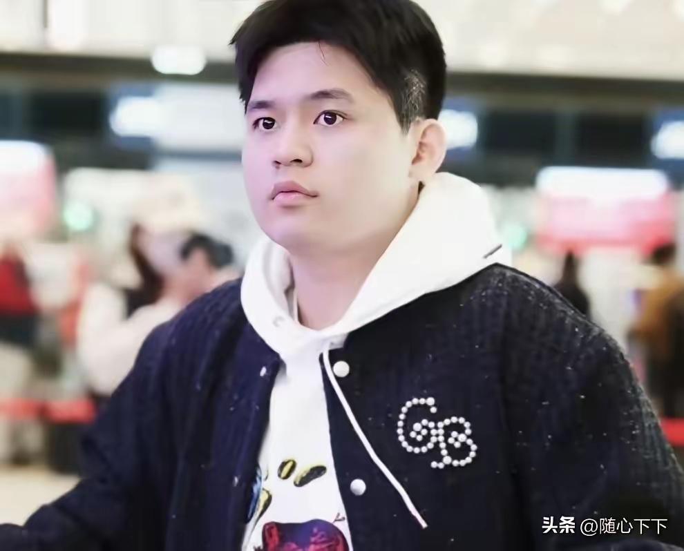 澳门世界杯国乒出发，
队伍里缺少了往日红色三件套，
心里很不是滋味。
林诗栋才刚