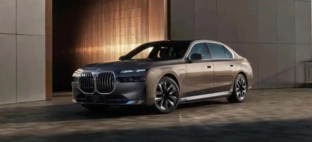 打了三年的汽车价格战，到了2026年再度升级。新年开年第一天，多家车企陆续启动新