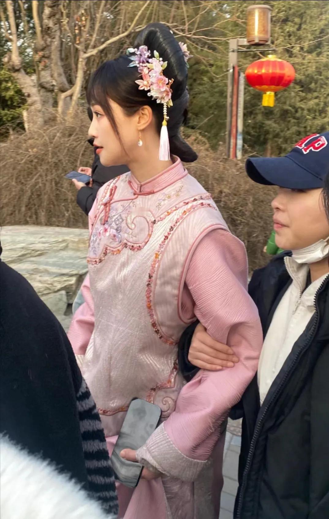 北京北海公园偶遇蓝盈莹，蓝盈莹现在状态真好，比甄嬛时期漂亮了！仪态很好，一看就像