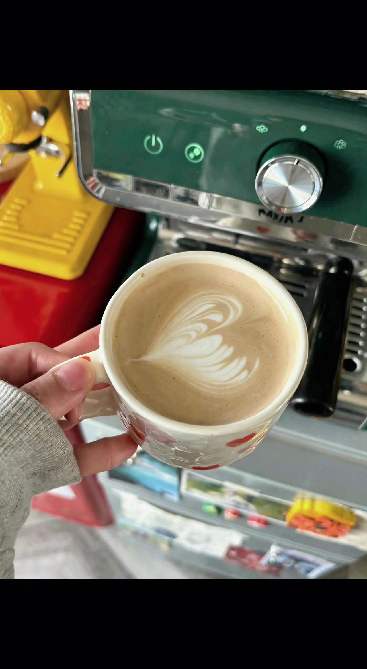 ☕奶泡在杯中开出花，机器嗡鸣是城市的私语。这一口，甜过初恋💘