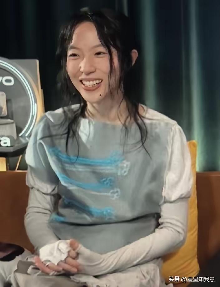 窦靖童怕是危险咯，估计下周就得被淘汰。感觉她唱歌是越唱越难听，颇有无病呻吟之态。