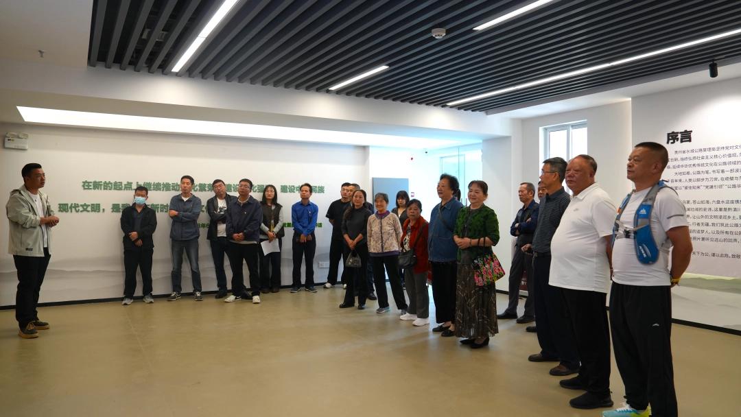 重阳节，水城公路管理局请老同志回家看看