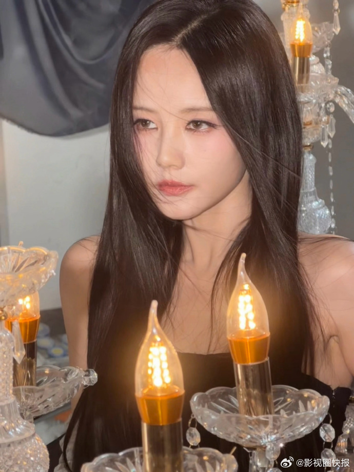 李一桐一面天使一面恶魔 白纱款是治愈系的天使降临，黑衣款是禁欲系的恶魔登场，李一