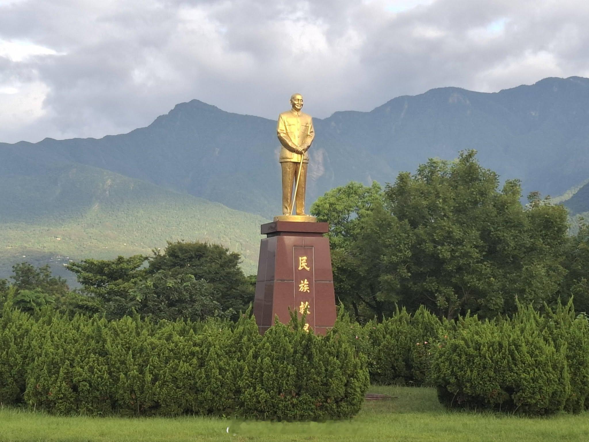花莲县“荣民之家”，住民牟奶奶（政校老前辈之妻）主动捐款，修缮蒋介石铜像，将黑色