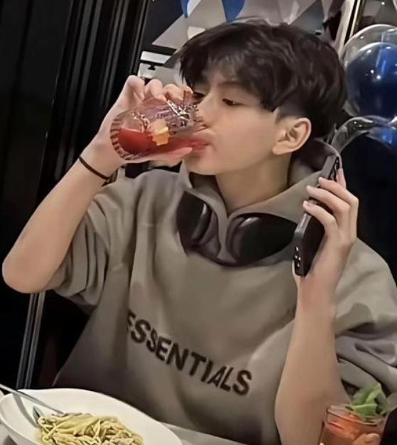 好样的！
张柏芝没白疼儿子！
谢振轩扛起了一片天！


张柏芝遇到事情的时候。