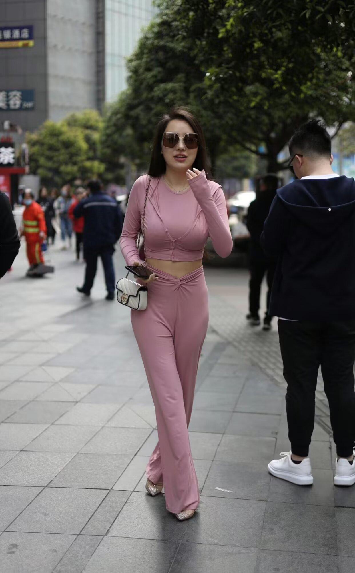 “他说，生活只会欺负穷人   爱情也是，真的吗?”   “真的”