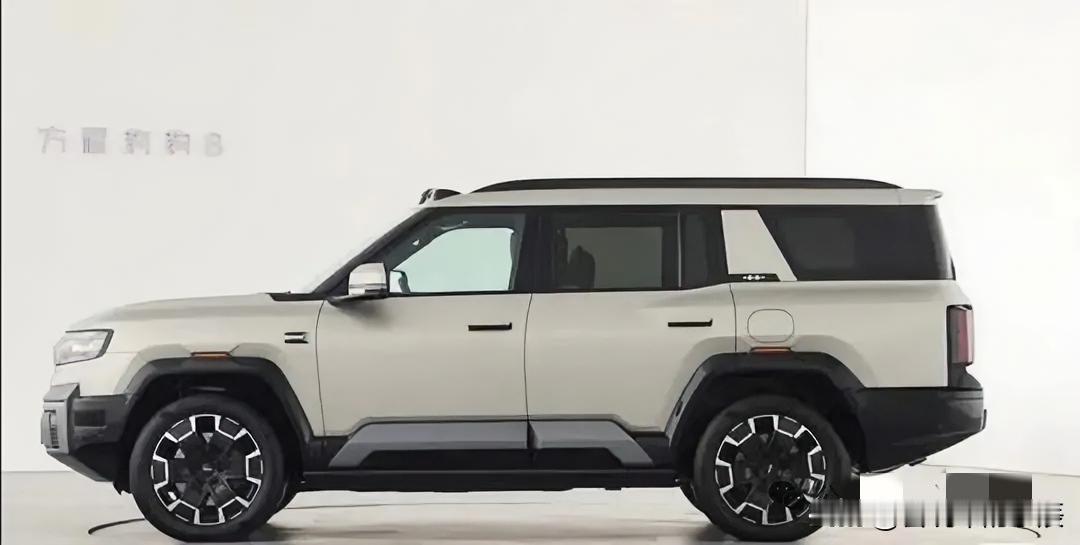 方程豹豹8L要来了？日前有网友在深圳捕捉到其路测身影，新车改动可谓“刀刀要害”。