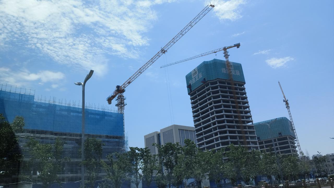 聊城水城之门项目正加速推进，从现场可见多台塔吊高耸作业，主体建筑已拔地而起，外立