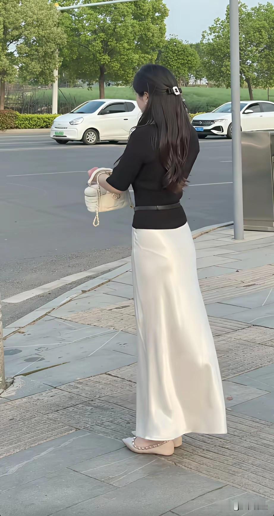 好奇，待会儿会来什么车？